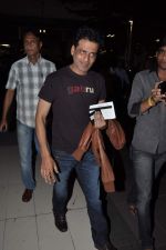 Manoj Bajpai arrive from TOIFA 2013 in Mumbai on 8th April 2013 (25).JPG